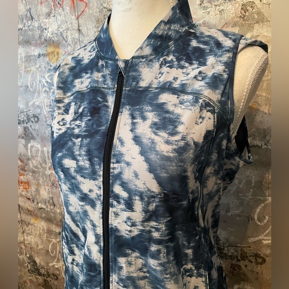 LULULEMON Light Speed Vest Sea Side Silver Fox Blue & White. Woven Back Size 6 - Picture 3 of 11